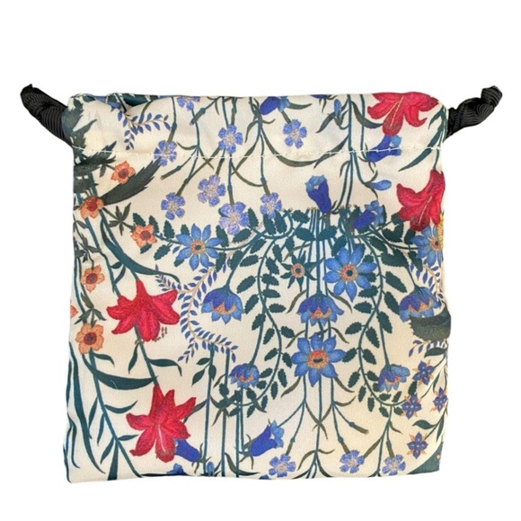 Gucci Beauty 3 Hair Scrunchies & Travel Bag- NEW main image 4